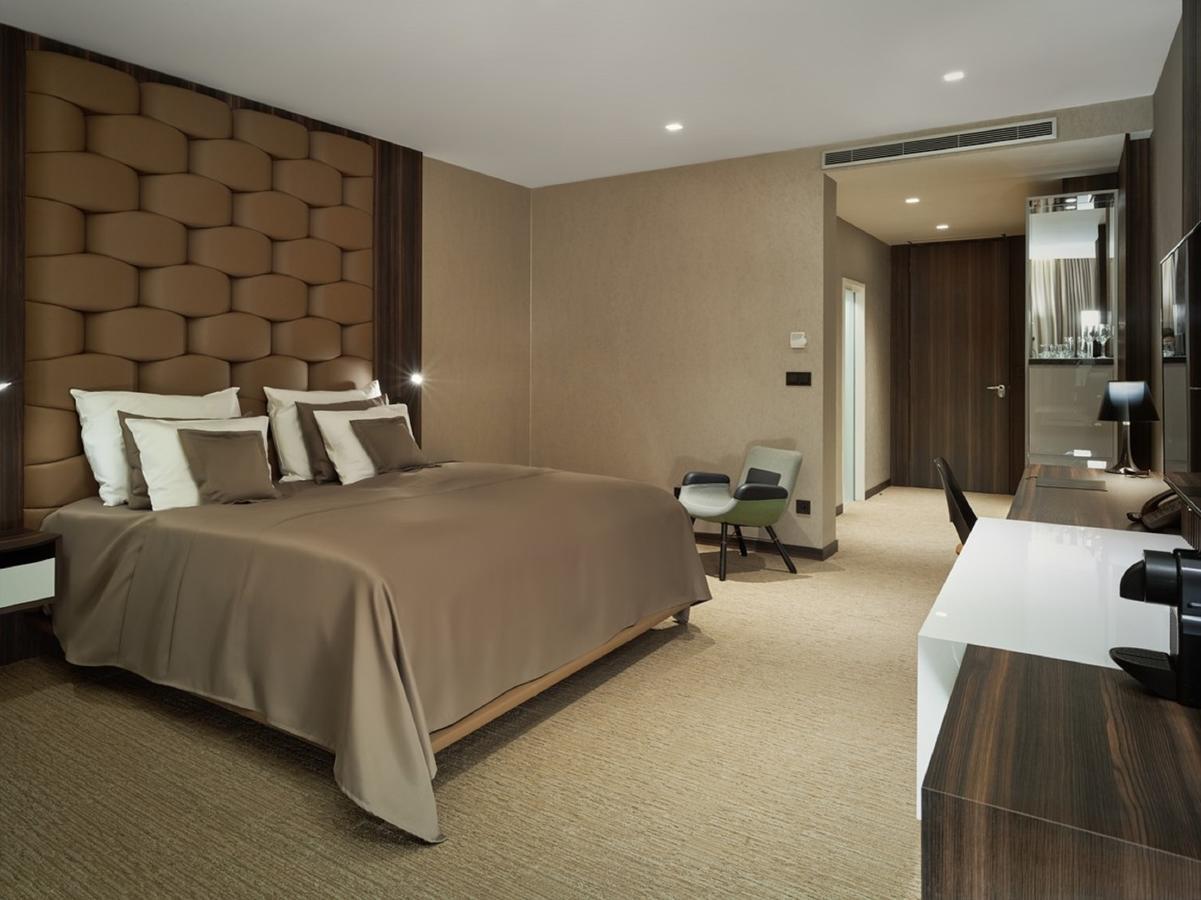 Theatre Hotel أولوموك المظهر الخارجي الصورة