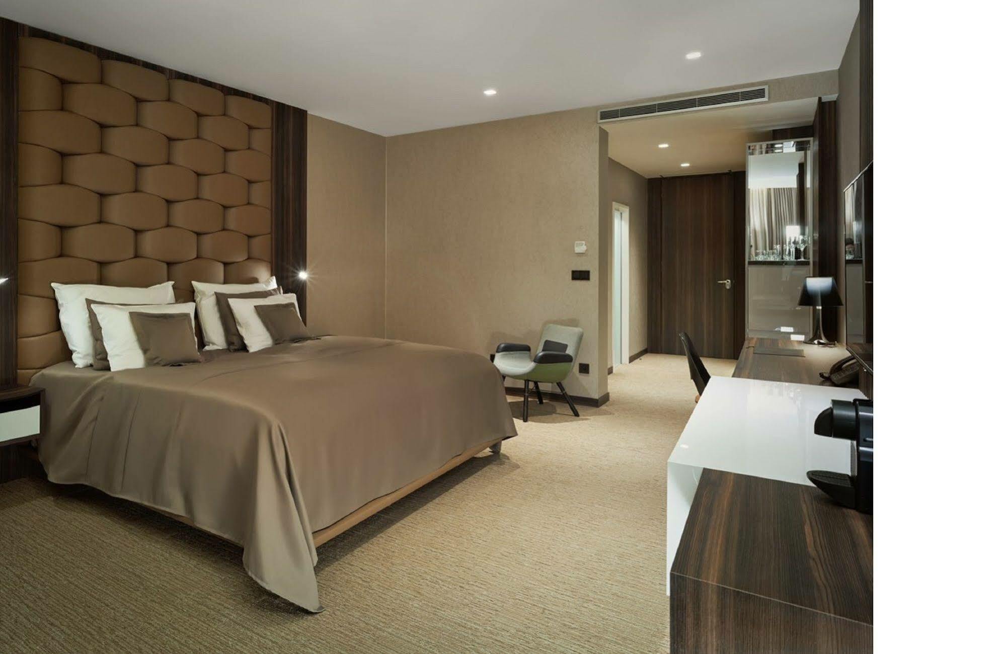 Theatre Hotel أولوموك المظهر الخارجي الصورة