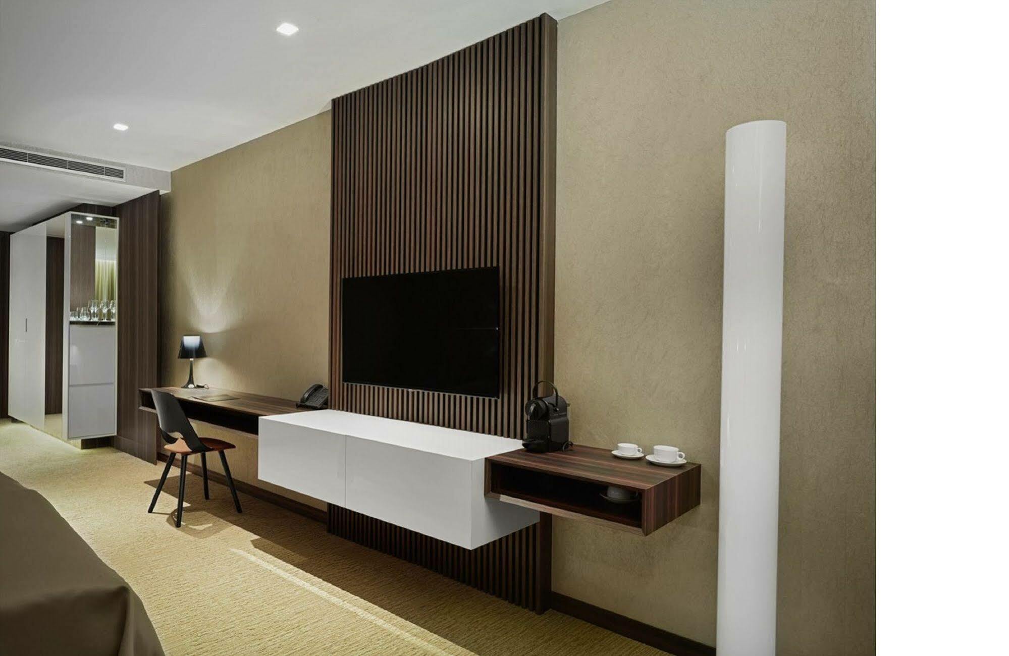 Theatre Hotel أولوموك المظهر الخارجي الصورة